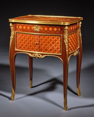 une belle commode en marqueterie de style Louis XV
