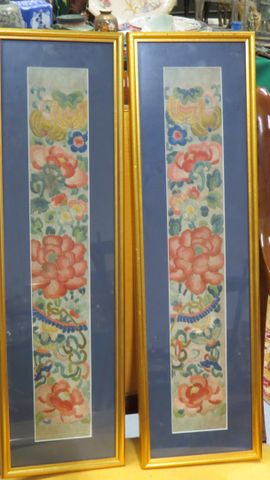 Chine ou Japon. En pendant : deux soies brodées encadrées 52 x 8 ...