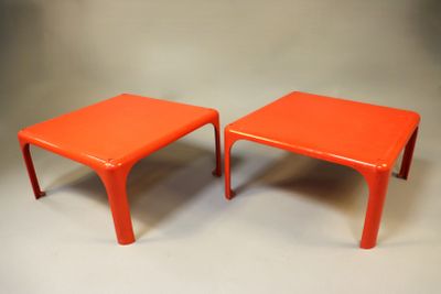 paire de tables d'appoint modernes de style « mid-century » en plastique orange