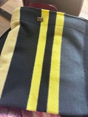 un sac posé sur une chaise