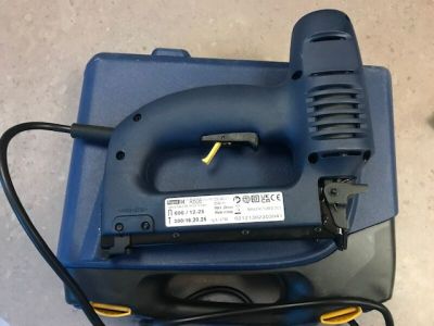 une boîte bleue avec un cordon noir et jaune, un cordon noir et jaune, un cordon noir et jaune, un cordon noir et blanc et un cordon jaune
