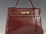 un sac à main en cuir marron avec des ferrures dorées sur la poignée