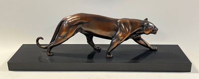 sculpture en bronze représentant un tigre sur un socle noir