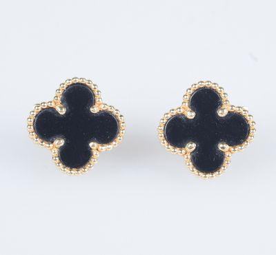 une paire de boucles d'oreilles en forme de trèfle, en or et émail noir