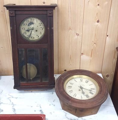 deux horloges posées l'une à côté de l'autre sur une table