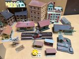 tout un tas de bâtiments miniatures posés sur une table