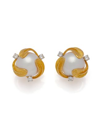 une paire de boucles d'oreilles en perles et diamants