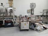 une image d'une usine avec de nombreuses machines
