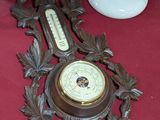 une horloge et un thermomètre posés sur une table