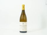 une bouteille de vin posée sur une table