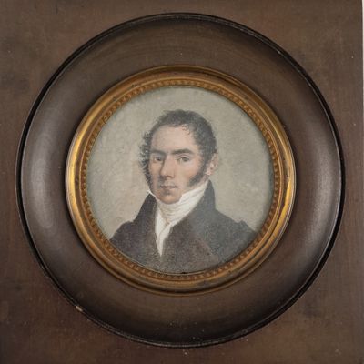 portrait d'un homme en costume-cravate, dans un cadre en bois