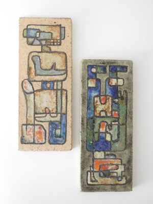 deux œuvres d'art posées sur une table