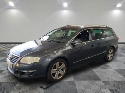 une photo d'un break Volkswagen gris garé dans un garage