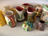 un grand nombre de vases posés sur une table