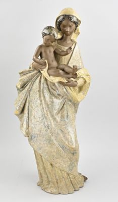 une statue de femme tenant un bébé dans ses bras