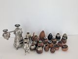 de nombreux types de vases différents posés sur une table