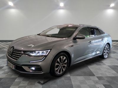 La Volkswagen Artero grise est garée sur un sol en carrelage à damier.