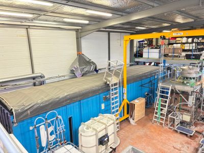 une photo d'une usine avec beaucoup de machines