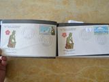 une personne tenant un livre ouvert sur lequel figurent des timbres