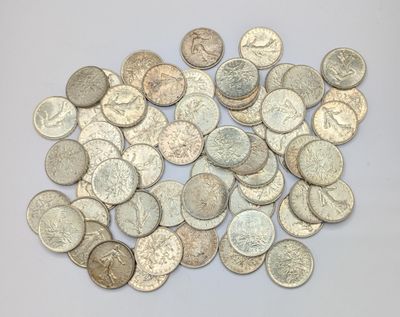 quelques pièces d'argent sont éparpillées sur une surface blanche