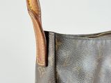 a close up of the handle of a louis vuitton bag