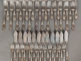 beaucoup de cuillères et de fourchettes en argent sur la table