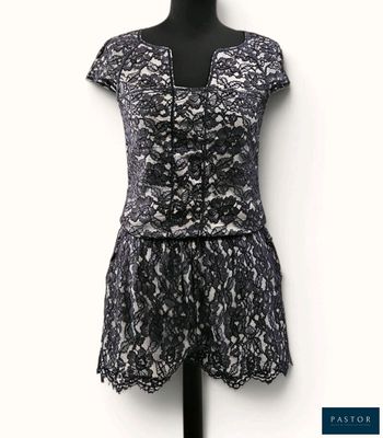 robe en dentelle noire et blanche sur un mannequin, mannequin, mannequin, mannequin, mannequin, mannequin, mannequin, mannequin, mannequin, mannequin, mannequin, mannequin, mannequin, mannequin, mannequin, mannequin, mannequin, mannequin, mannequin, mannequin, mannequin, mannequin, mannequin, mannequin, mannequin, mannequin, mannequin, mannequin, mannequin, mannequin, mannequin, mannequin, mannequin, mannequin, mannequin, mannequin, mannequin, mannequin, mannequin, mannequin, mannequin, mannequin, mannequin, mannequin