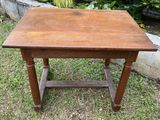 une petite table posée dans l'herbe