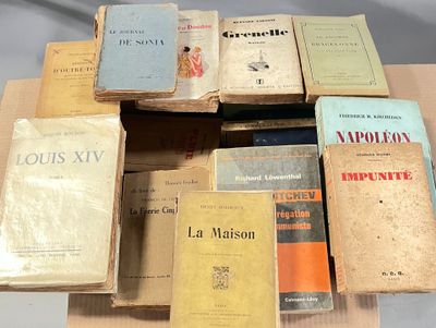 a lot of books on top of each other on a table