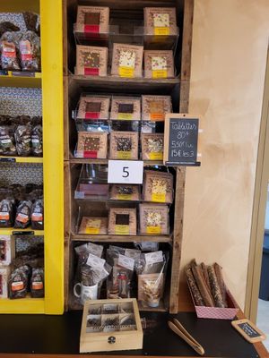 une armoire jaune remplie de plein de nourriture et une pancarte
