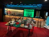 une table recouverte de plats, au milieu d'une pièce