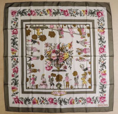 un foulard carré orné d'un motif représentant des fleurs et des oiseaux
