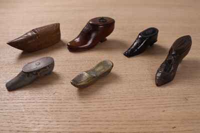 Collection de six tabatières en bois et deux en métal en forme de soul