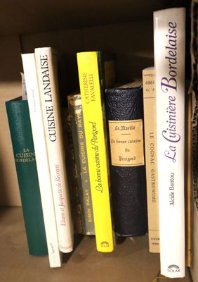 plusieurs livres qui se trouvent ensemble sur une étagère