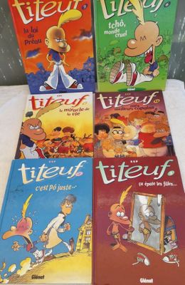 quatre livres pour enfants sont alignés sur une table