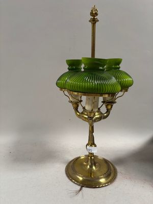 paire de lampes anciennes en laiton et verre vert, sur pied