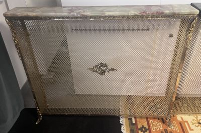 Grand cache radiateur laiton doré à motif rocaille plateau o…