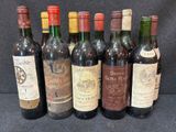 plusieurs bouteilles de vin sont alignées sur une table
