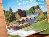 deux livres posés l'un à côté de l'autre sur une table en bois