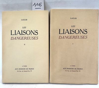Deux livres sont posés sur une table, avec des étiquettes dessus.