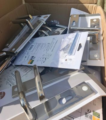 Lot de 35 poignées de portes neuves