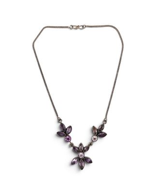 gros plan d'un collier sur fond blanc