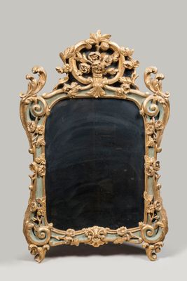 une photo d'un miroir doré et noir posé sur une table