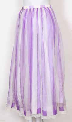 un mannequin blanc avec une jupe à rayures violettes et blanches sur un mannequin mannequin mannequin mannequin mannequin mannequin mannequin mann