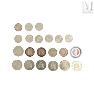 l'image d'un groupe de pièces de monnaie posées sur une surface blanche