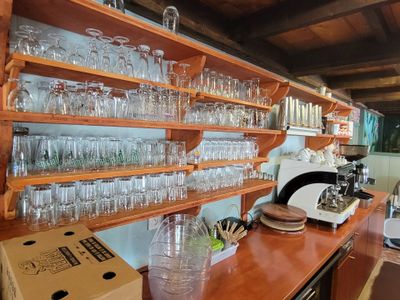 de nombreux verres sur les étagères de la cuisine