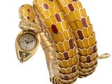un serpent qui tient une horloge dans sa main