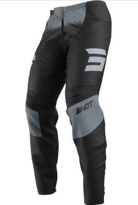 un gros plan sur un pantalon noir et gris