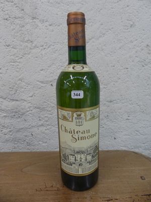 une bouteille de vin posée sur une table