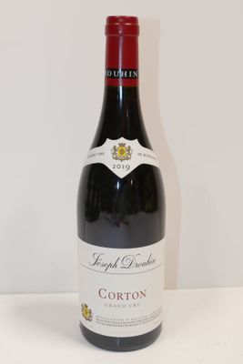 une bouteille de vin posée sur une table